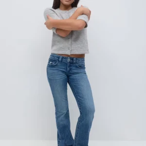 Gina Tricot emroidery jeans - Gina tricots embroidery jeans, lyckades inte ta en egen bild men kan  skicka bilder på byxorna om det önskas💕