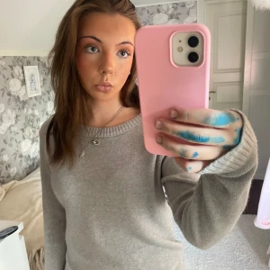 stickad tröja från vila  - Säljer denna stickade tröja eftersom den inte kommer till användning längre💗