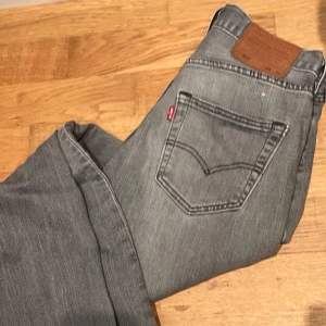 Grå Levi's 501 jeans W28 L32 - Ett par 501or i riktigt fräsch grå färg, passar till allt. Skriv vid funderingar!