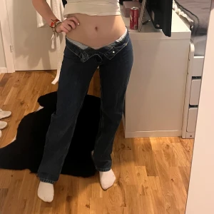 Midwasit mörkblå jeans  - Mörkblå midwaist jeans från gina tricot. Använda en enstaka gång. Sitter bekvämt i midja osv. 💓