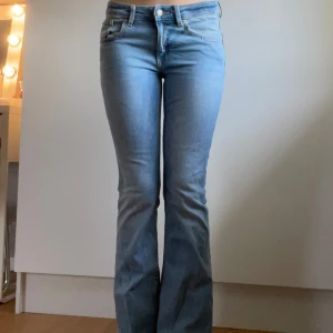 Low waist bootcut jeans - Blåa low waist bootcut jeans i storlek s och ”short”. I mycket fint skick