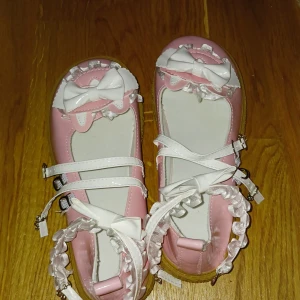 Gulliga skor - Köpta här på plick, de 4 första bilderna är tagna av förra ägaren. Jag använde en gång och fick en sten I sulan, därav hålet på bild 5. Står 39 men jag skulle säga 38 då de är för små för mig. Skons insida från stortå till häl är 24.5 cm.