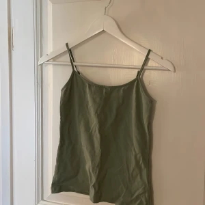 Linne - Grönt linne i storlek S, jag vet inte vart den är ifrån. 💕
