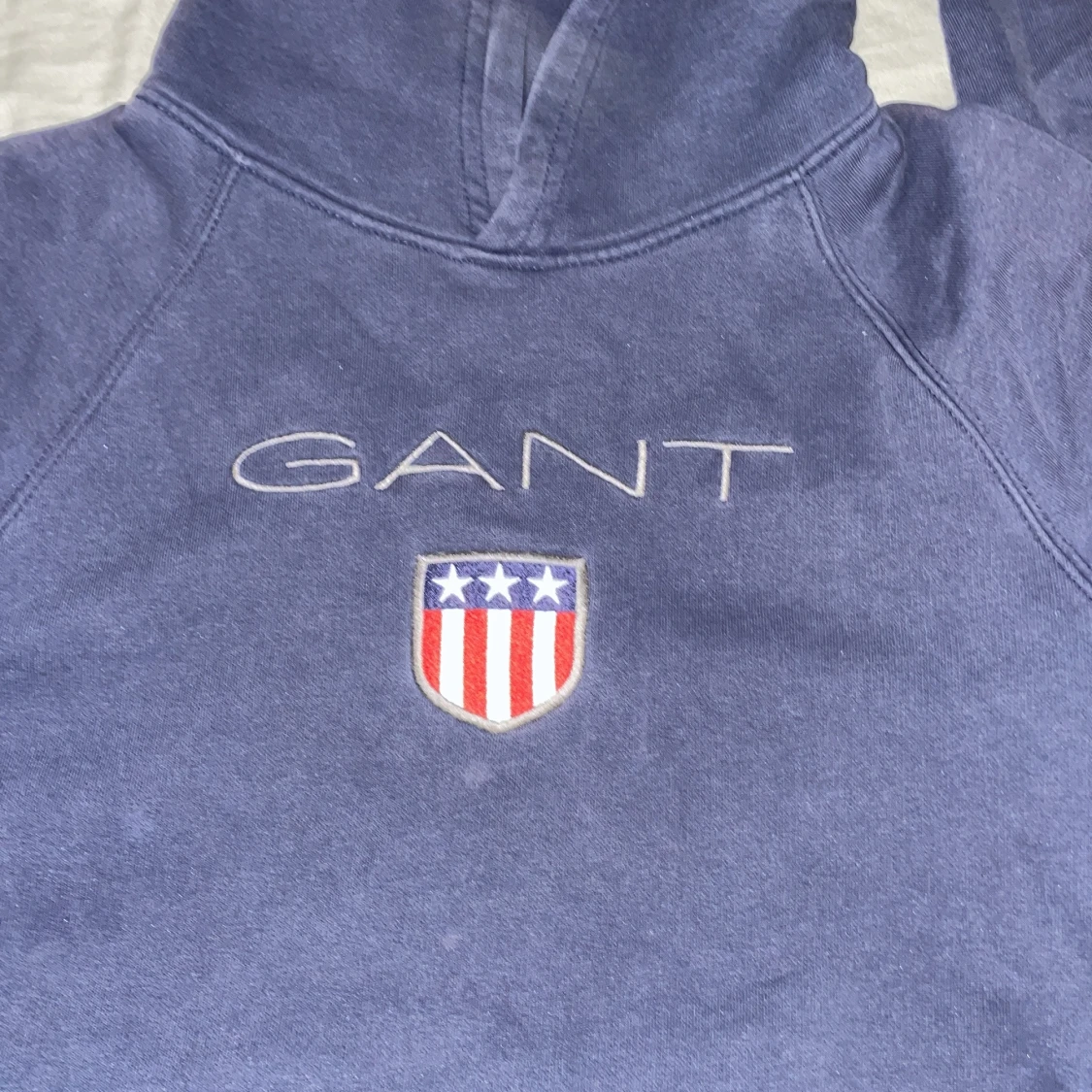 Marinblå hoodie från GANT - 2