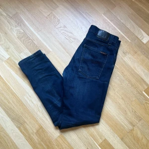 Nudie jeans Lean Dean  - Nudie jeans i modellen Lean Dean, storlek 31x30. Kom dm vid frågor eller fundering! Priset kan diskuteras vid snabb affär! Kan även fixa mått vid intresse!