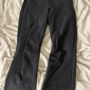 Svarta bootcut byxor från BikBok - Svarta byxor från BikBok i storlek 36. Snygg bootcut-modell med normal passform och klassisk look. Perfekta till sneakers eller boots. Materialet känns mjukt och följsamt, och byxorna har en stilren design utan synliga detaljer.