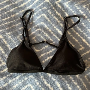 Svart bikiniöverdel med smala band - Snygg svart bikiniöverdel  med trekantsformade kupor och smala, justerbara axelband💕