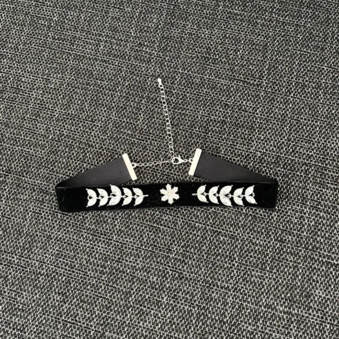 Svart sammetschoker med blommor