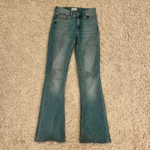 ONLY bootcut jeans - Fina ljusblåa bootcut jeans från ONLY köpta för 600kr. Skriv vid frågor och pris kan diskuteras🩷