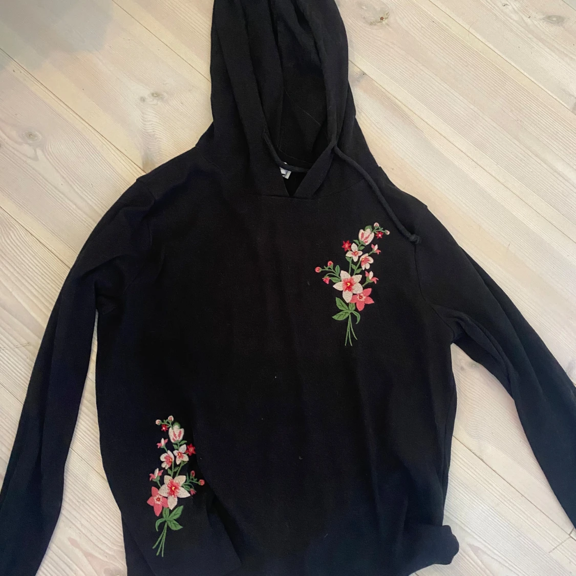 Svart hoodie med blommor FB Sister XS - 1