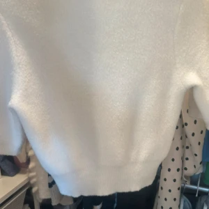 Vit stickad t shirt - Snygg stickad t shirt från Zara,sitter jättefint på mig som vanligtvis har storlek s🤗 aldrig använd