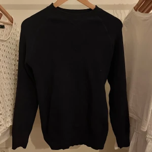 Mörkblå stickad tröja från Zara - Fin mörkblå stickad tröja i strl Medium från Zara, funkar för både killar och tjejer! Pris kan såklart disskuteras❤️