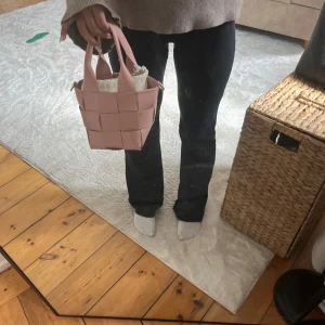 Rosa flätad handväska  - Väska som liknar den populära hm väskan! 
