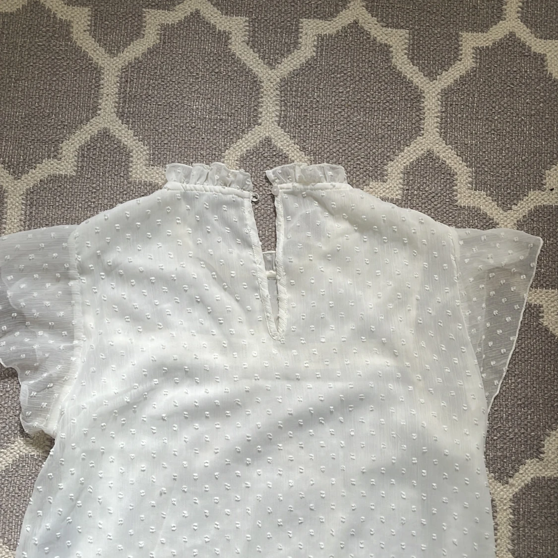 Vit prickig blus med volang från ONLY - 2