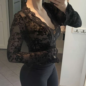 Spetstopp - Spetstopp med knappar i mitten! Liknar Venderbys! Tyvärr för liten för mig 🩷 Storlek XS/S