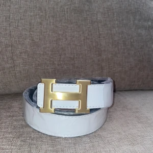 Hǝrmes bälte  - Hǝrmes bälte i vit färg 