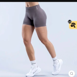 Impact tränings-shorts DFYNE - Impact shorts från dfyne i storlek S. Färgen är truffle och endast använda en gång då jag beställde fel storlek. Super snygga och sköna på men passar tyvärr inte. Nypris $49