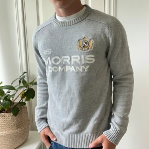 Morris sweatshirt  - Stickad Morris sweatshirt. 9/10 skick. Modellen är 180,75 kg. Kom med frågor! 
