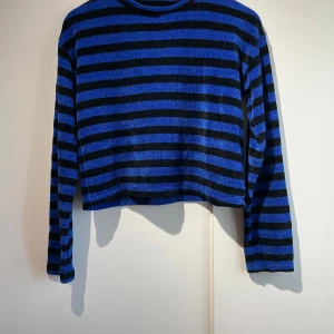 Blå och svart randig tröja Bershka - Snygg tröja som har används en del men är i gott skick💞