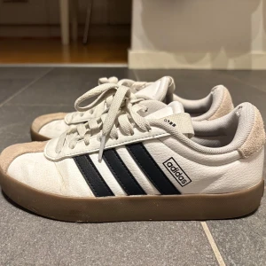 Adidas sneakers - Snygga Adidasskor. Som det absolut finns tecken på användning på, men det mesta är bara smuts och går att få bort men lite slitna på insida, Inget som jag tänkt på under användningen eller stör funktionen🩷
