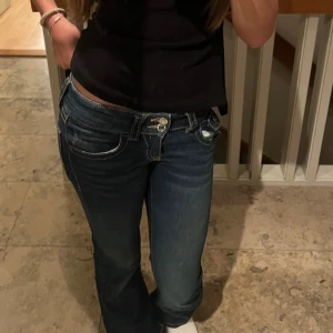 Mörkblå bootcut jeans Gina Tricot - Super snygga mörkblå jeans från gina tricot! Är väldigt low Rise och är ganska säker på att dessa int säljs längre💗💗 säljer för de är tyvärr för små☹️☹️💗
