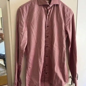 Mönstrad skjorta från Stenströms - Snygg rosa/röd skjorta från Stenströms i slimline-modell. Storlek på sista bilden, skriv vid funderingar! Nypris ca 1500 kr. Änvänd fåtal gånger. 