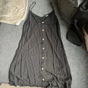 Klänning - Fin klänning i stl 40 men passar XS-L, perfekt att bara slänga på sig