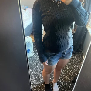 Mörkblå kabelstickad tröja GANT - Säljer en mörkblå kabelstickad tröja från GANT i stretchig bomull. Tröjan har rund hals, lång ärm och GANT-logga broderad på bröstet. Mycket bra skick, intw mycket använd