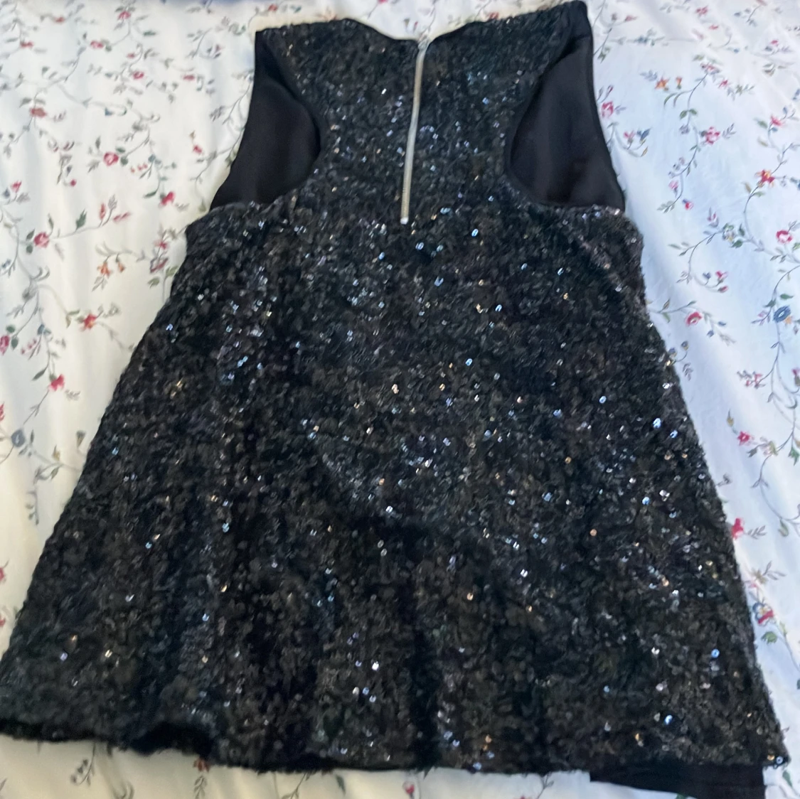 Svart paljettklänning från Skill - 1