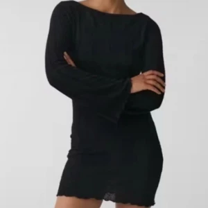 Svart långärmad kortklänning - Snygg svart kortklänning med öppen rygg, aldrig använd