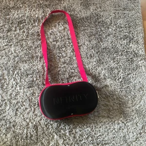 Vita sneakers från Nfinity med väska - Säljer ett par vita cheer skor från Nfinity med coola meshdetaljer och snörning. Perfekt för cheer träning