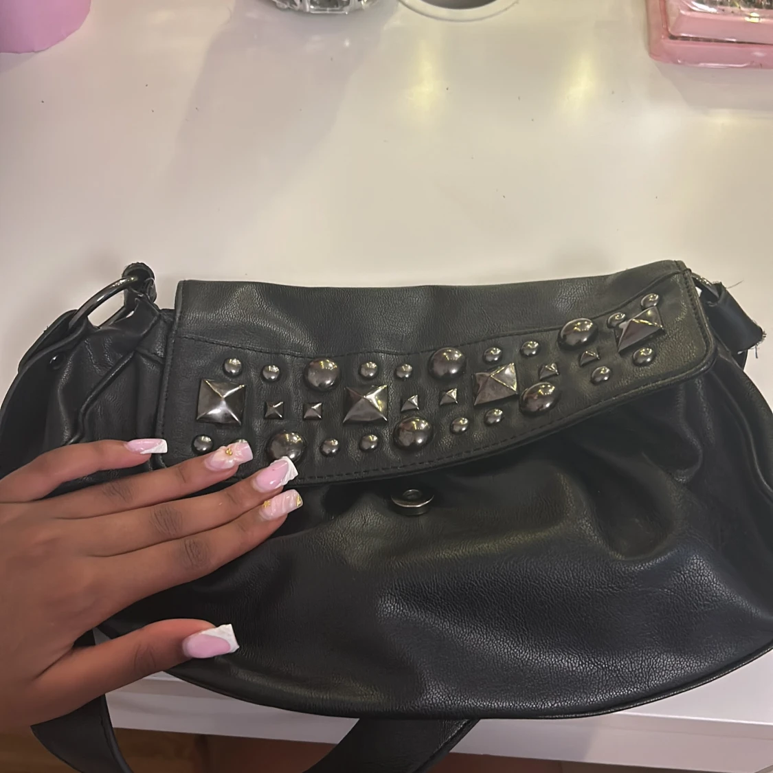 Svart axelväska med nitar - 4