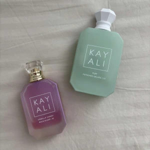 Tjej parfymer - Hej!  Säljer två av mina KayAli parfymer då jag inte använder de något mer. Som ni kan se på bilderna så är det ändå väldigt mycket kvar i flaskorna. 🫶🏻  Vanilla candy rock sugar 50ml - 700kr  Yum pistachio gelato 100ml - 850kr   Finns att hämta i Linköping, annars står köparen för frakten!