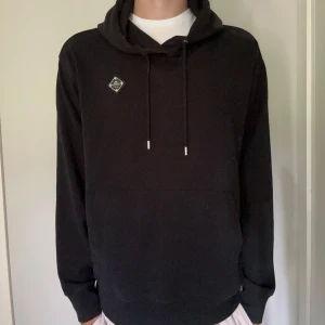Svart J Lindeberg Hoodie - Säljer denna J Lindeberg hoodien i storlek M | Endast använd 3 gånger | Hör av dig vid intresse eller andra funderingar 