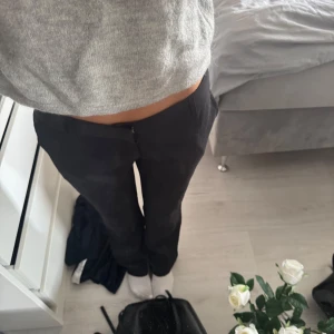 Svarta lågmidjade kostymbyxor  - Säljer ett par svarta kostymbyxor med rak modell som blir vidare nertill. Byxorna har en klassisk look och är perfekta för en clean och stilren outfit. Snygga att matcha med både sneakers och boots!!💞