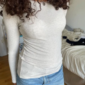 beige tajt ribbad tröja - säljer denna jättesnygga tröja från name it! tröjan är använd men är i bra skick förutom att den har lite svettfläckar med inget man tänker på ( tröjan är såklart tvättad flera gånger) denna tröja är sjukt snygg och ser nästan ut som tröjorna från intimissimi!!