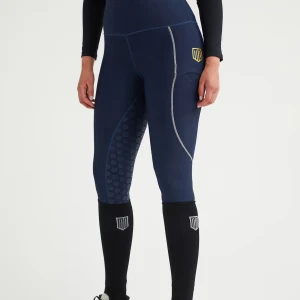 Mörkblå ridleggings från Maya delorez - Snygga mörkblå ridleggings från maya Delorez som är helskodda. Byxan är i stl xss men är väldigt stretchig så passar även xs! De är välanvända men fortfarande i fint skick!💞💞pris går även att diskutera 🥰