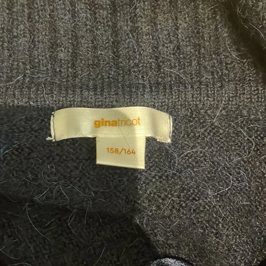 Mörkblå offshoulder stickad tröja Gina Tricot - 1