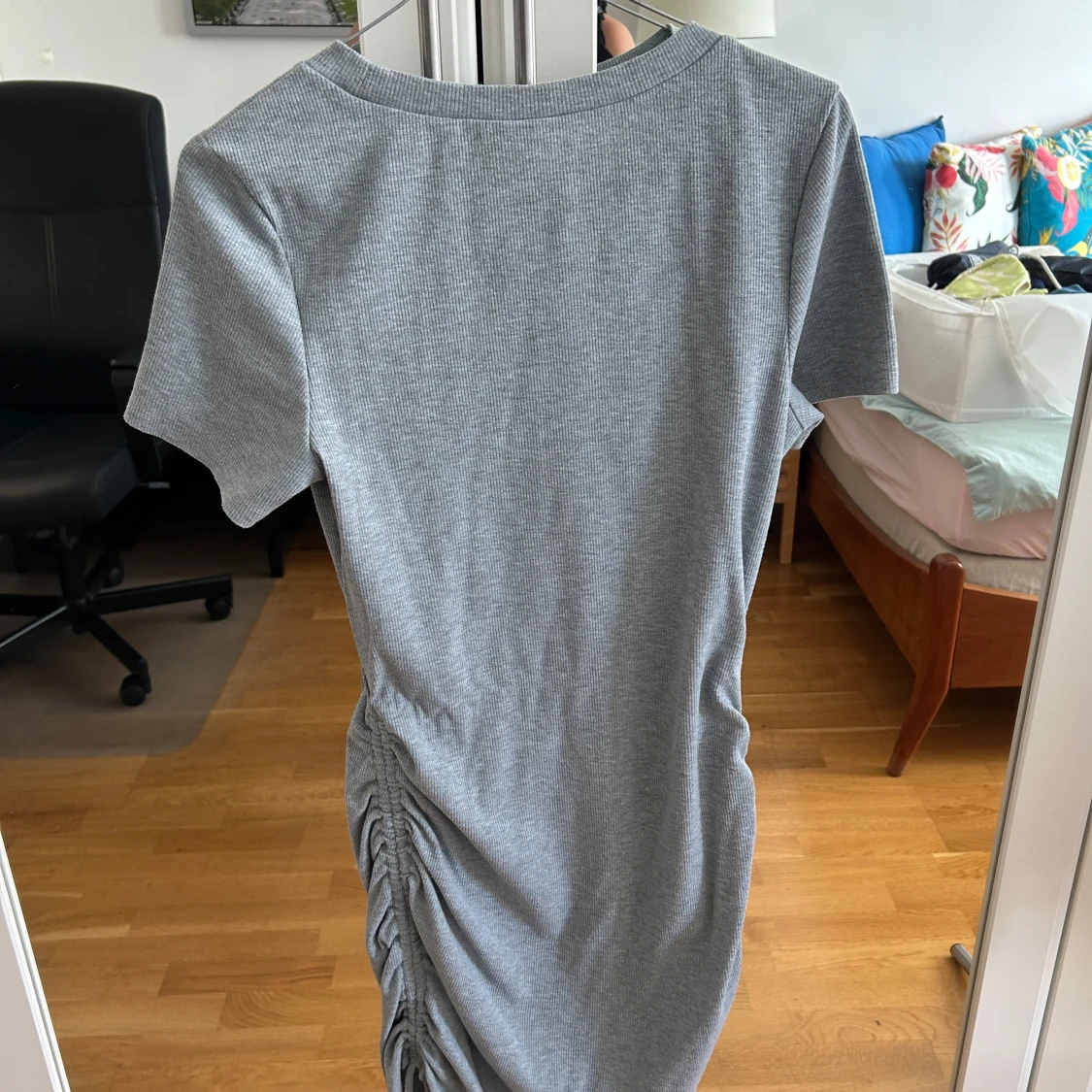 Grå ribbad kortklänning från H&M Divided - 2