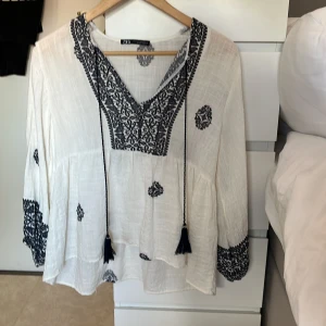 sommarblus från zara - vit sommarblus från zara. köpta förra året. jag har inte använt den så många gånger max 5 gånger. den är i strl xs