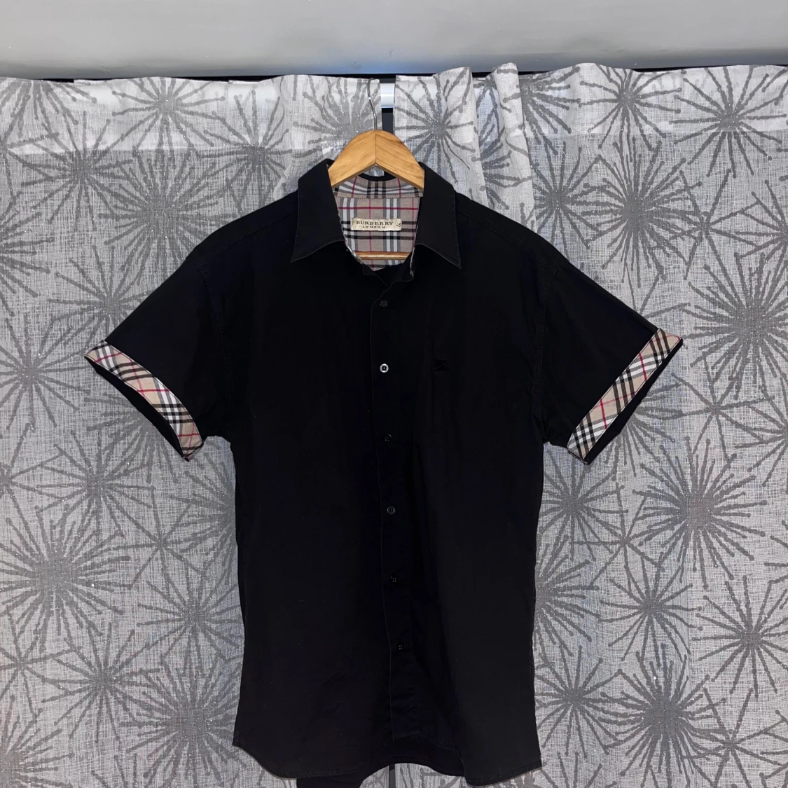 Svart kortärmad Burberry skjorta