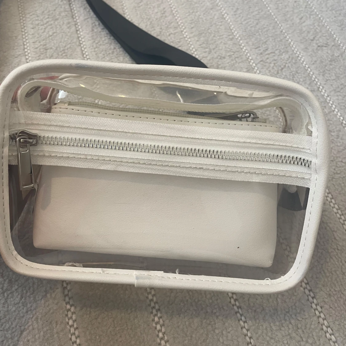 Transparent axelväska med vit mindre väska. - 2