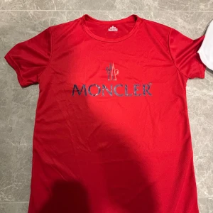 Moncler t-shirt RÖD  - Moncler T SHIRT