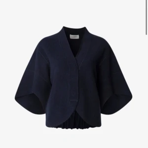 Söker Dagmar kofta  - Söker dessa dagmar wool bea koftor i antingen marinblå eller svart, hör gärna av er om ni har och kan tänkas sälja❣️