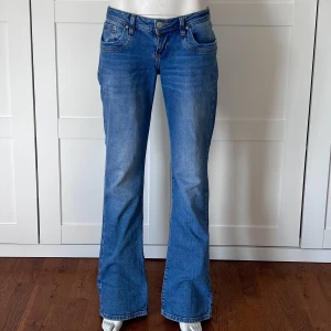 Lowwaist bootcut jeans  - Midjemått: 82, Innerbenslängd: 85, Grenmått: 21 💕 Säljer massvis med fler lågmidjade bootcut jeans och lågmidjade jeansshorts! Så kika in min profil💘