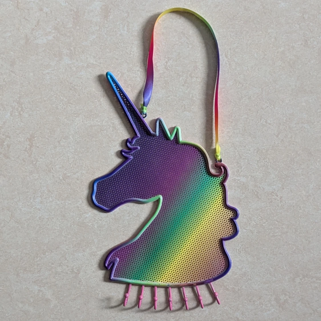 Regnbågsfärgad enhörning med flera krokar - 2