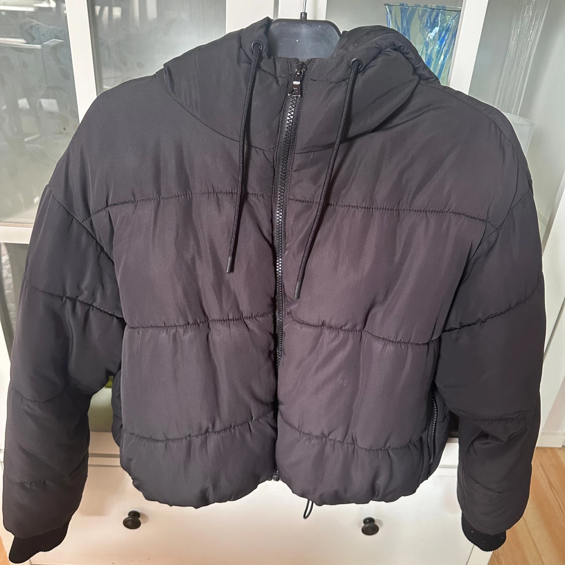 Svart pufferjacka från Monki med huva