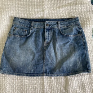 Jeanskjol - Blå jeanskjol från Vila i mycket bra skick. Midjemått: 40,5cm skulle jag säga. Längd: 32cm . För stora för mig så har tyvärr inga bilder hur de sitter på. Skriv om du har några frågor😊