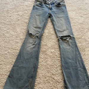 Levi's 517 bootcut jeans ljusblå - Säljer mina älskade jeans som tyvärr har blivit för små !!❤️😞Ljusblå jeans med bootcut passform och slitna hål på båda knäna. Klassisk femficksmodell med dragkedjegylf och snyggt tvättad denim. Perfekta för dig som gillar en avslappnad och retro vibe.