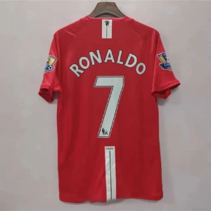 Manchester United Ronaldo 7 tröja - Klassisk röd Manchester United fotbollströja med Ronaldo och nummer 7 på ryggen. Kortärmad modell med Premier League-märken på ärmarna och vita detaljer. Perfekt för dig som vill hylla en av de största spelarna.